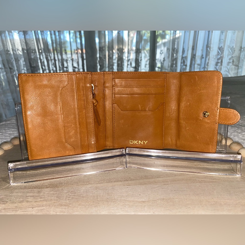 DKNY - Saddle Orange Brown Faux Leather Wallet **FINAL PRICE** - Picture 5 of 6